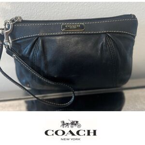 Coach 🖤 black leather wristlet - wallet - clutch - vintage
